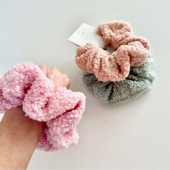 Set of 3 Sherpa Plush Pastel Scrunchies, NWT, Pink, Dusty Mint, Blushy Peach - Picture 4 of 5